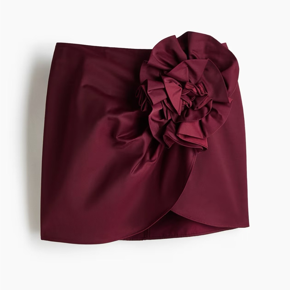 H&M burgundy APPLIQUÉD MINI SKIRT, sz 6